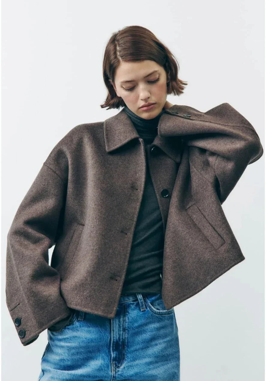 Comfortabele bruine dames jas, kort model met oversized pasvorm. Perfect voor herfst en winter.