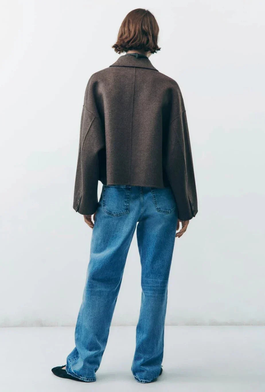Moderne bruine korte herfstjas voor dames, met oversized pasvorm en een comfortabele feel.
