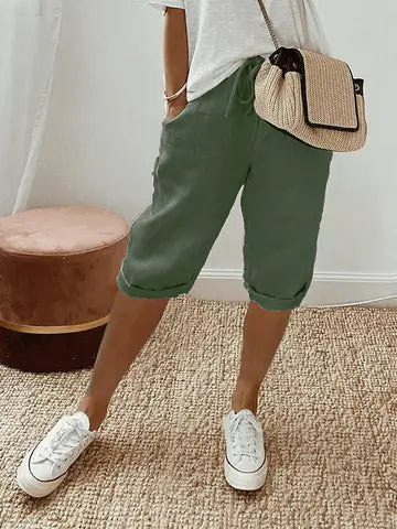 Detail van de elastische tailleband en handige zijzakken op deze casual dames driekwart broek.