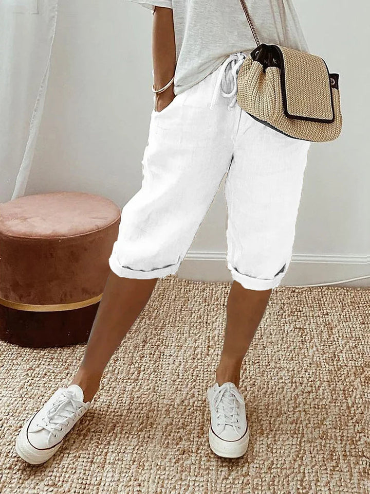 Zomerse dames driekwart broek met elastische taille, zijzakken en een comfortabele, relaxte pasvorm.