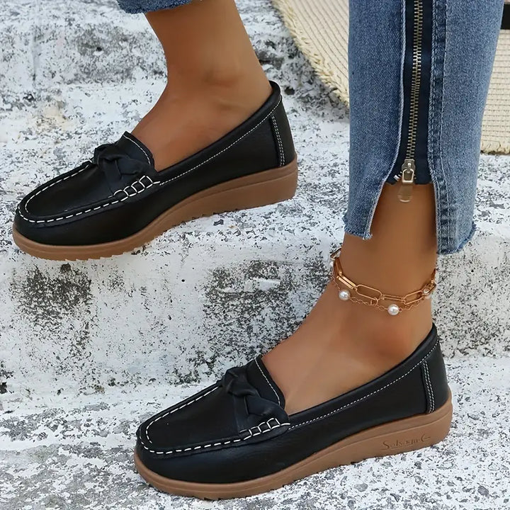 Marineblauwe dames instappers, comfortabele antislip loafers. Ideaal voor een veelzijdige zomerse outfit.