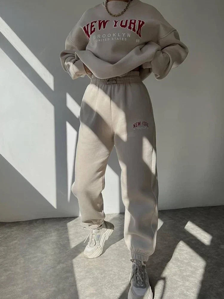 Stijlvolle dames lounge set. Deze comfortabele tweedelige co-ord met sweater en jogger is perfect voor ontspanning.