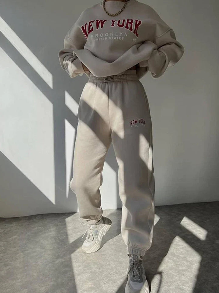 Stijlvolle dames lounge set. Deze comfortabele tweedelige co-ord met sweater en jogger is perfect voor ontspanning.
