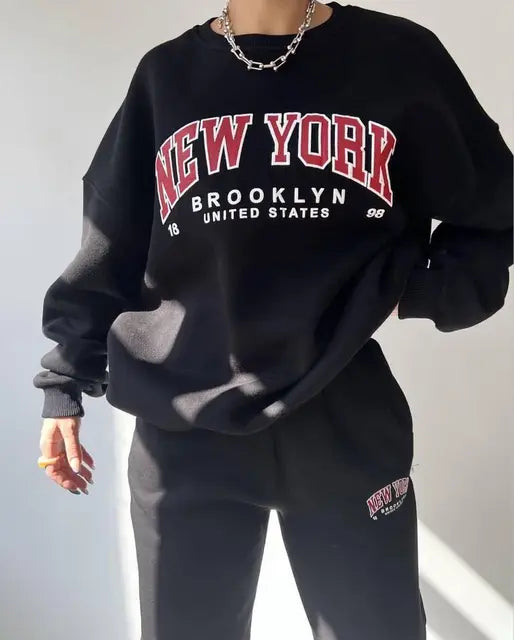 Stijlvolle tweedelige dames lounge set met oversized sweater en matching jogger, perfect voor casual comfort.