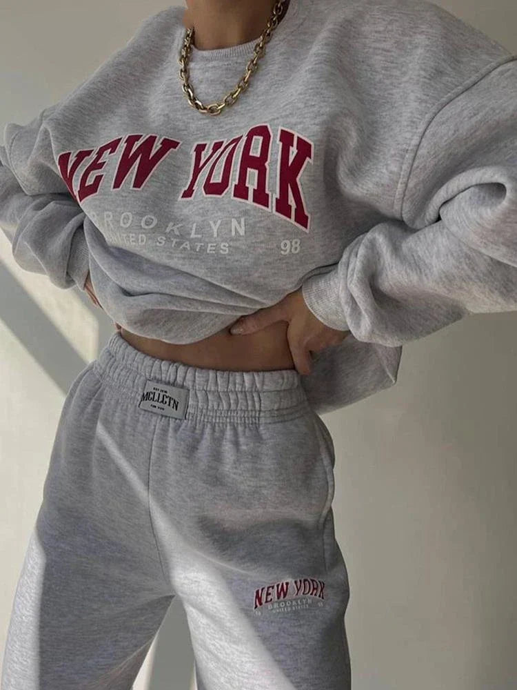 Modieuze dames lounge set in co-ord design. Stijlvolle oversized sweater en comfortabele broek, trendy.