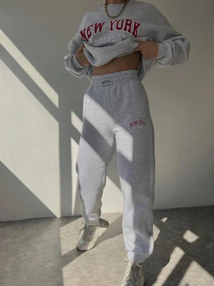 Ontspannen dames lounge set met oversized pasvorm. Comfortabele katoenmix tweedelige outfit voor thuis en vrije tijd.