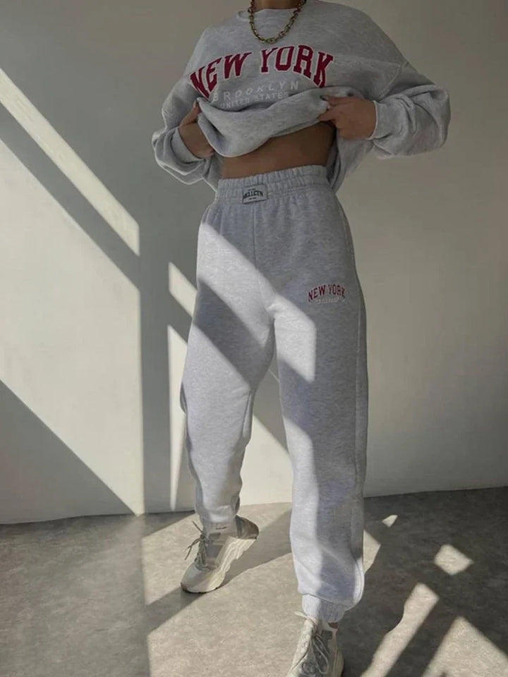 Ontspannen dames lounge set met oversized pasvorm. Comfortabele katoenmix tweedelige outfit voor thuis en vrije tijd.