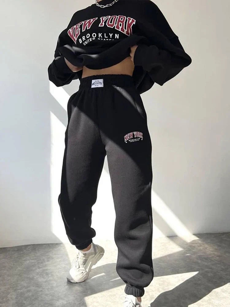 Zachte katoenmix dames lounge set, tweedelig met comfortabele sweater en jogger. Ideaal voor ontspanning.