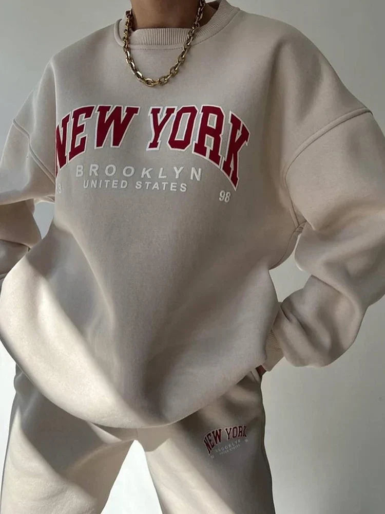 Tijdloze en trendy dames lounge set. Comfortabele co-ord met oversized sweater en jogger, voor de moderne vrouw.