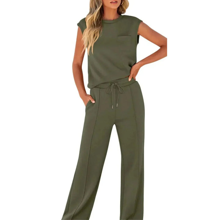 Moderne dames tweedelige set met mouwloze top en trendy wijde broek. Creëert een elegante, relaxte look.