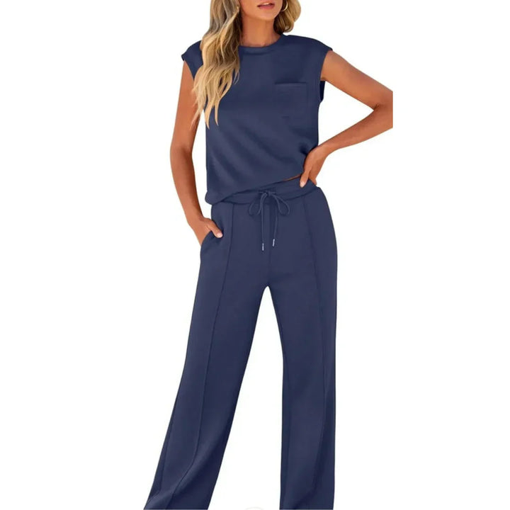 Veelzijdige dames loungewear set met mouwloze top en wijde broek. Geschikt voor comfortabele vrijetijdskleding.