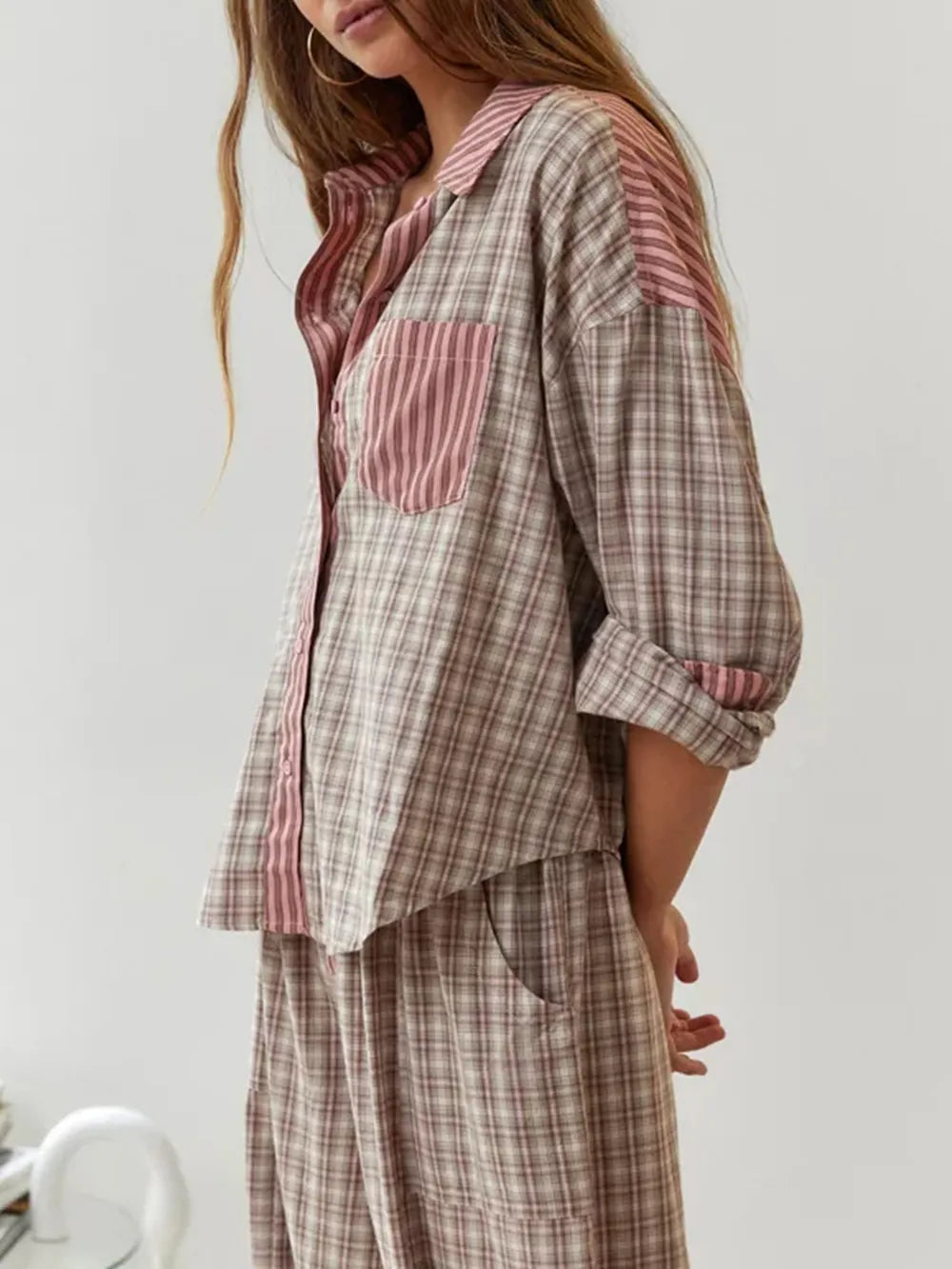 Comfortabele dames pyjamaset met lichtbruin en lichtblauw geruit patroon, perfect voor ontspanning.