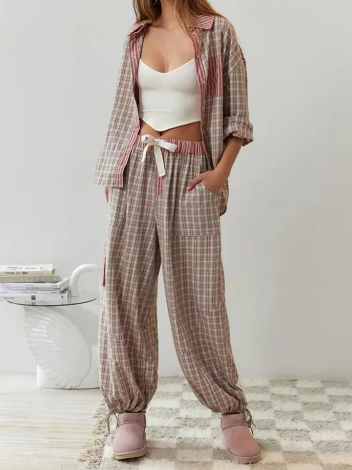 Stijlvolle tweedelige dames pyjama met een klassiek geruit patroon, comfortabele slaapkleding voor vrouwen.