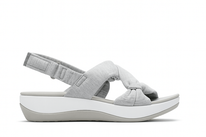 Grijze dames orthopedische sandalen met verstelbare banden. Bieden lichtgewicht comfort en optimale voetondersteuning.