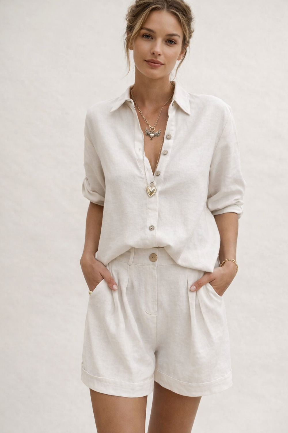 Zachte, ademende dames zomerset met casual blouse en korte broek. Perfect voor warme dagen & reizen.