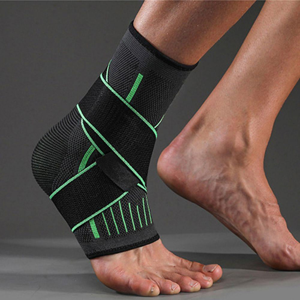 Zwarte verstelbare enkelbandage voor stevige compressie en preventie van enkelblessures tijdens sport.