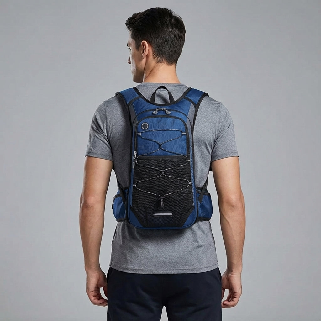 Persoon draagt comfortabele Pathcore ergonomische dagrugzak tijdens een wandeling in de natuur.