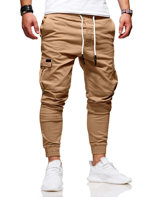 Trendy heren cargo jogger met praktische cargo zakken, taps toelopende pijpen en een sportieve uitstraling.