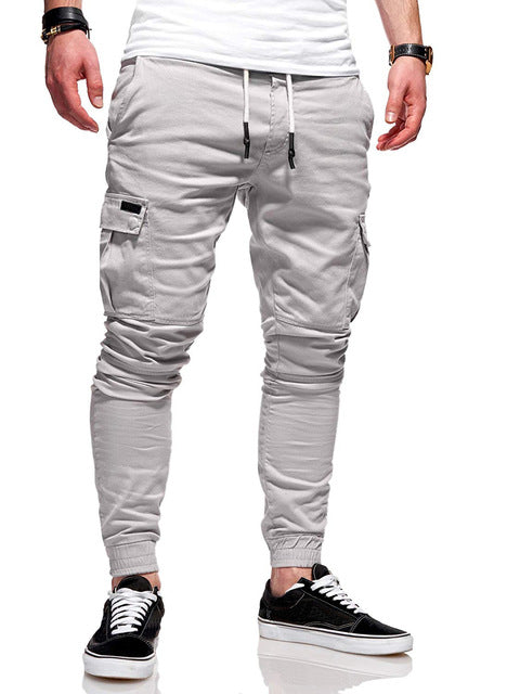 Man draagt stijlvolle heren cargo jogger broek, casual gecombineerd, toont comfort en moderne streetwear.