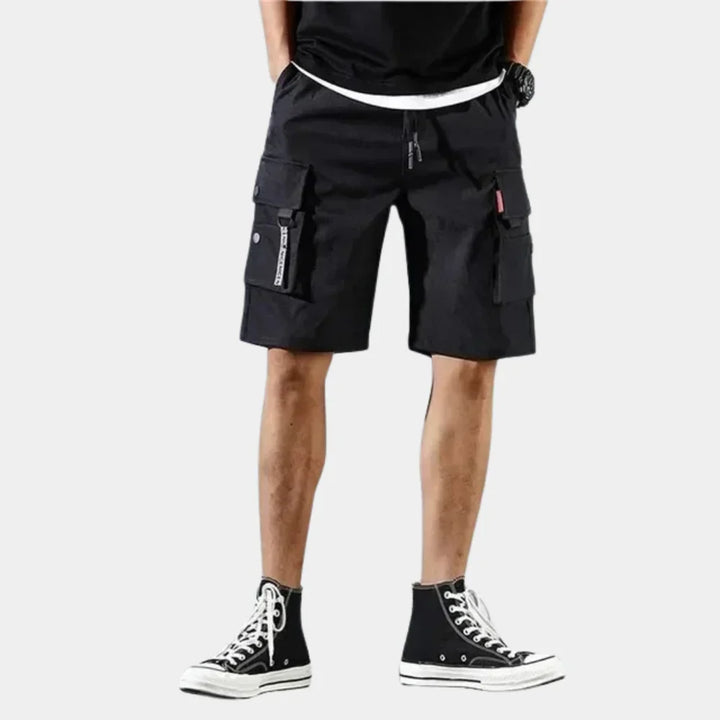 Detail van comfortabele heren cargo shorts, toont stevige stof en praktische zakken voor casual gebruik.