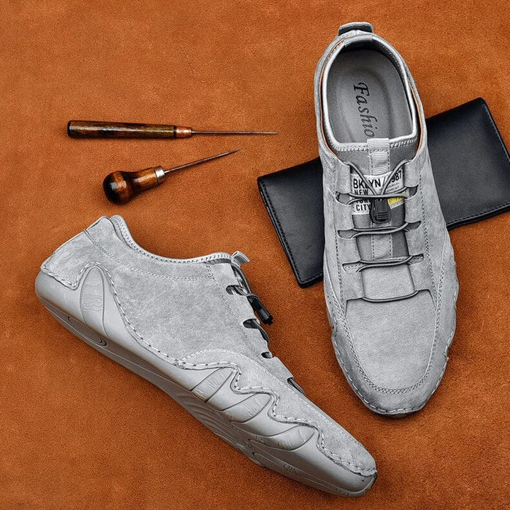 Casual heren instappers gecombineerd met een lichte broek, stijlvolle loafers voor zomerse dagen.