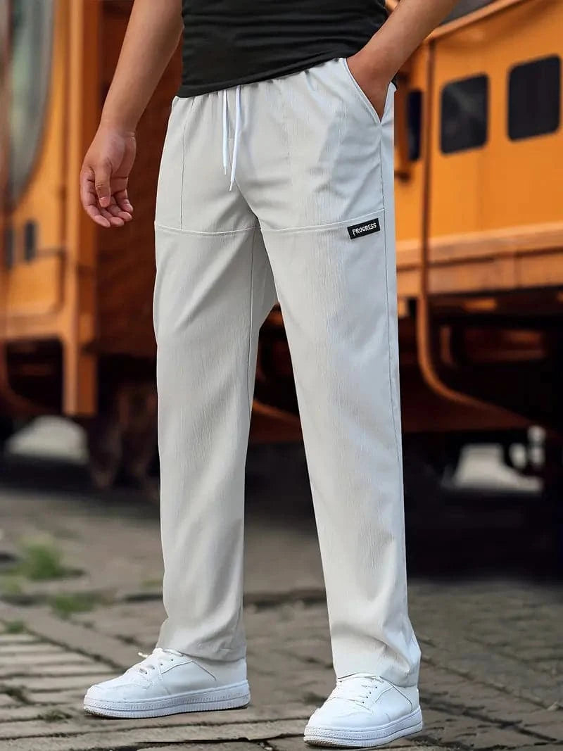 Moderne heren sportbroek, perfect voor casual loungewear of als comfortabele actieve kleding. Stijlvolle regular fit.