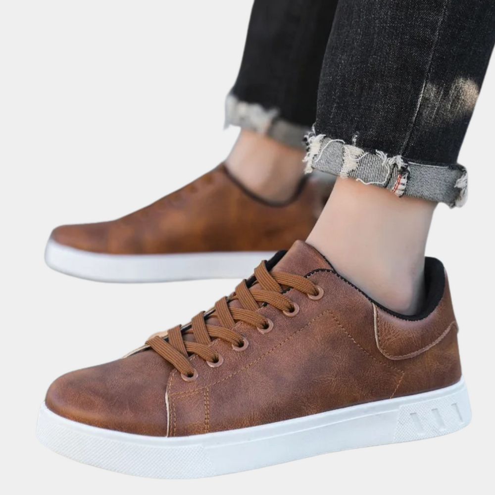 Stijlvolle zwarte heren sneakers met vetersluiting en ondersteunende zool. Perfect voor elke dag.