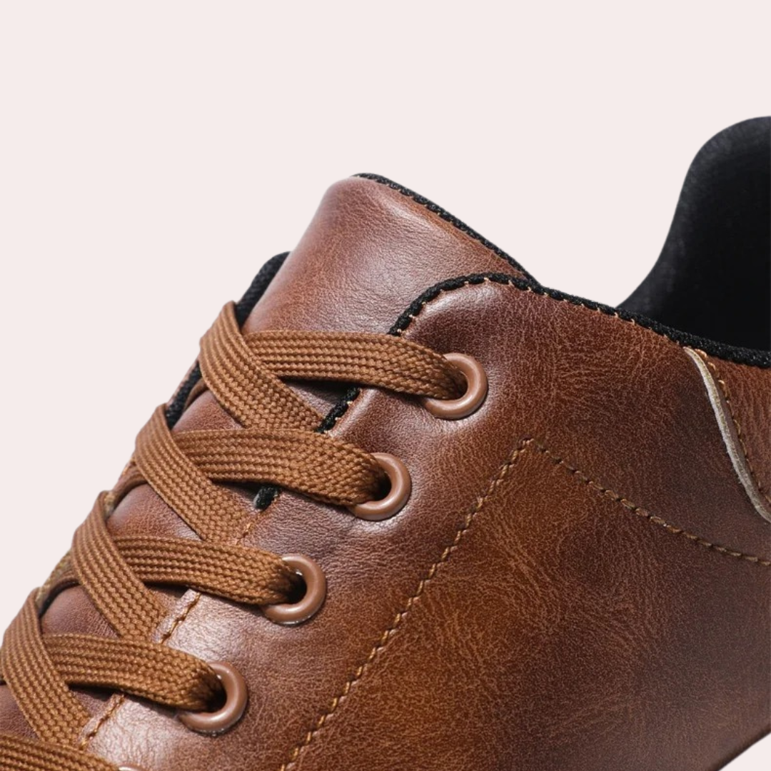 Bruine heren sportschoenen, vetersluiting. Casual en comfortabel, geschikt als herfst- of lente schoenen.
