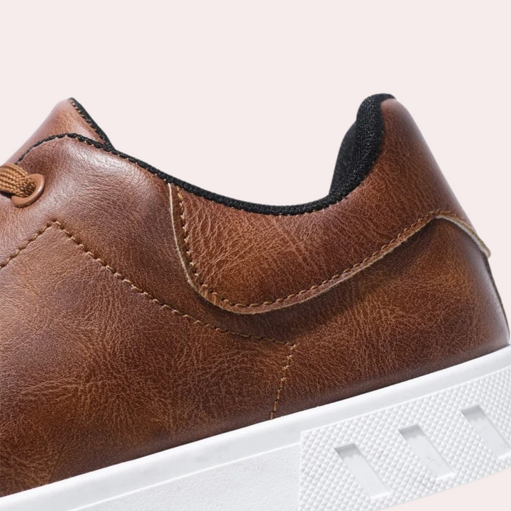 Herenschoenen met ondersteunende zool en vetersluiting. Comfortabele sneakers voor dagelijkse stijl.