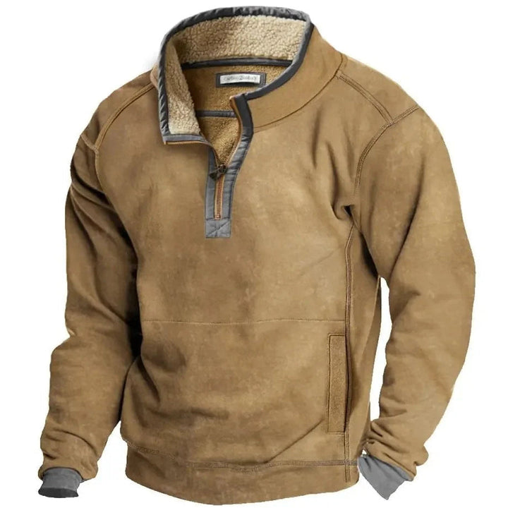 Detail van de korte ritskraag op deze comfortabele, warme herentrui. Ideaal voor herfst-winter mode.