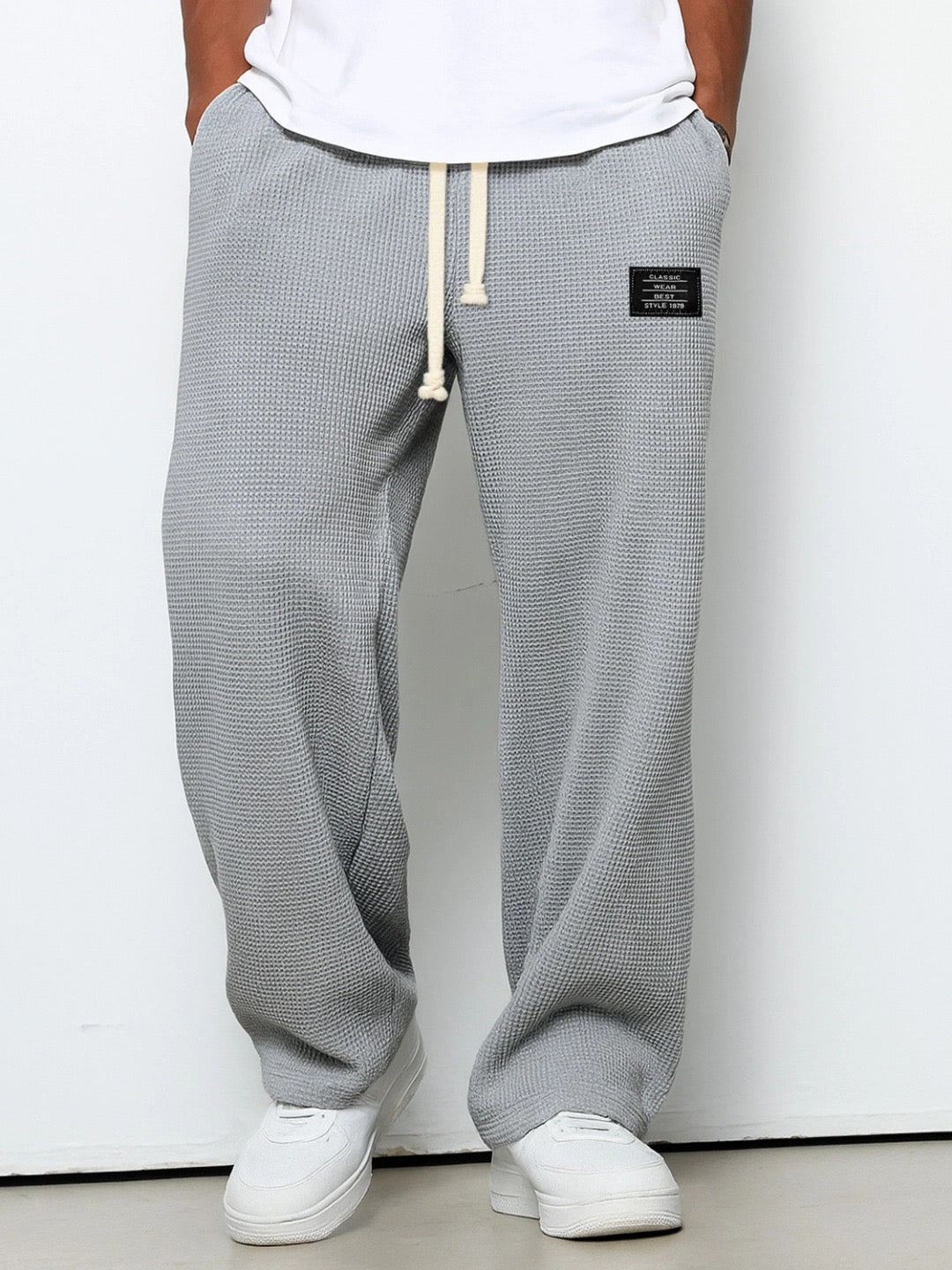 Herenbroek met elastische, verstelbare tailleband. Biedt ultiem comfort en bewegingsvrijheid.