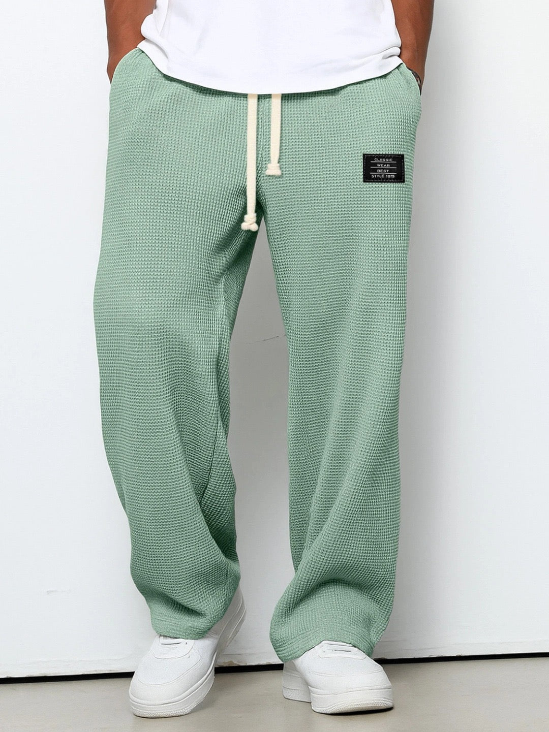 Casual herenbroek, zeer comfortabel en ademend. Met verstelbare tailleband voor een perfecte pasvorm.