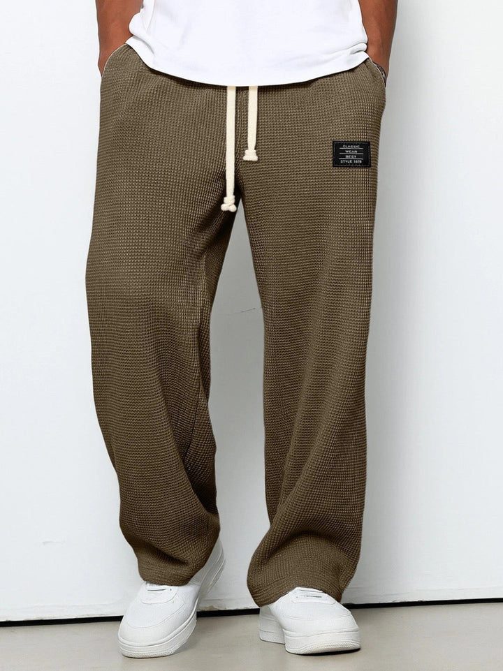 De ultieme heren comfortbroek met verstelbare taille. Voor ontspannen stijl en ongekende bewegingsvrijheid.