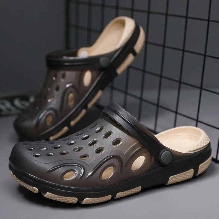 Zwarte herenklompen, ademend en comfortabel, met robuuste antislipzool voor dagelijks gebruik. Casual look.