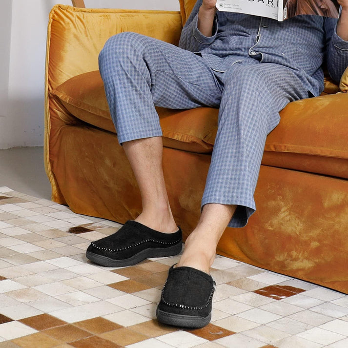 Duurzame herenpantoffels met een stevige, anti-slip zool voor veilig en comfortabel lopen binnen.