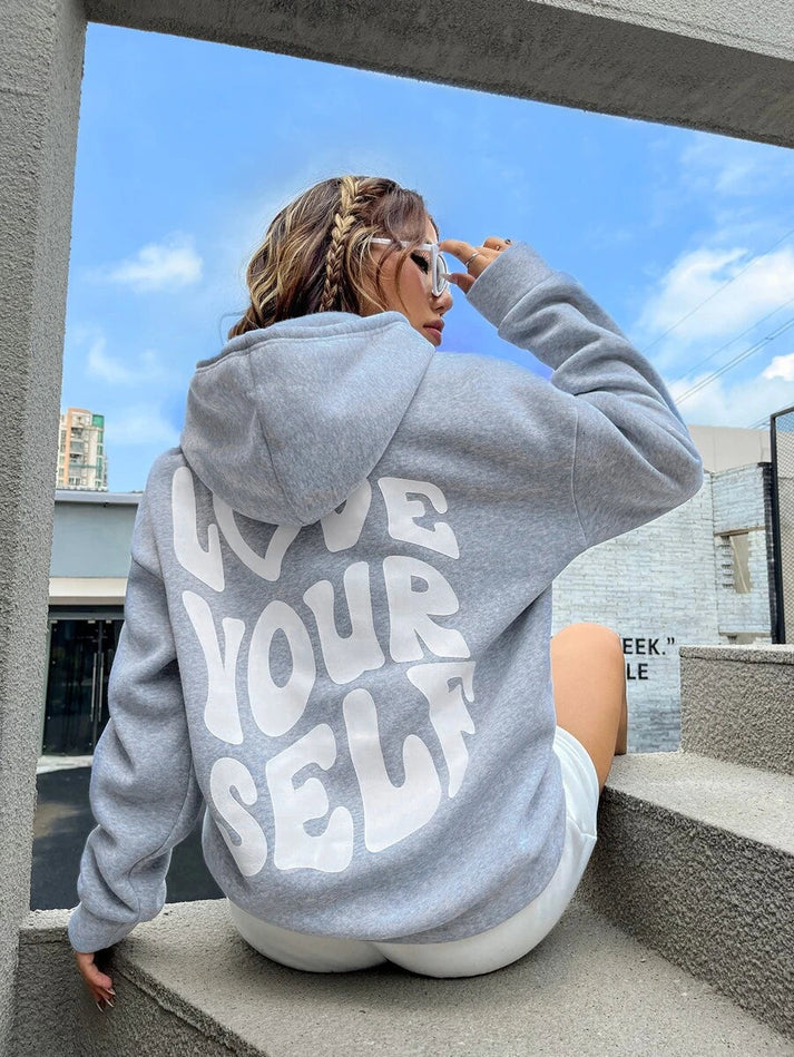 Comfortabele hoodie met "Hou van jezelf" spreuk in zachte katoenen stof, verkrijgbaar in diverse kleuren voor dames.