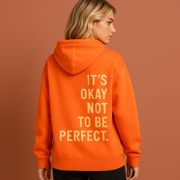 Vrouw draagt comfortabele oversized lange hoodie in effen kleur, perfect voor een modieuze en casual stijl.
