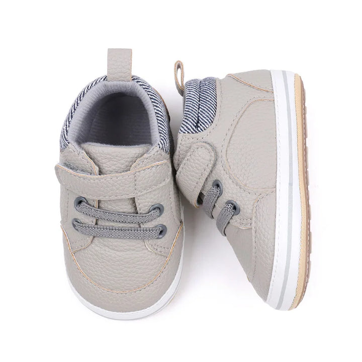 "Comfortabele leren baby schoenen, zacht en stijlvol in blauw, bruin, grijs of wit met antislipzolen voor eerste stapjes."
