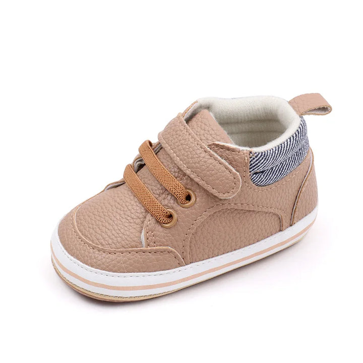 "Comfortabele leren baby schoenen, zacht en stijlvol in blauw, bruin, grijs of wit met antislipzolen voor eerste stapjes."