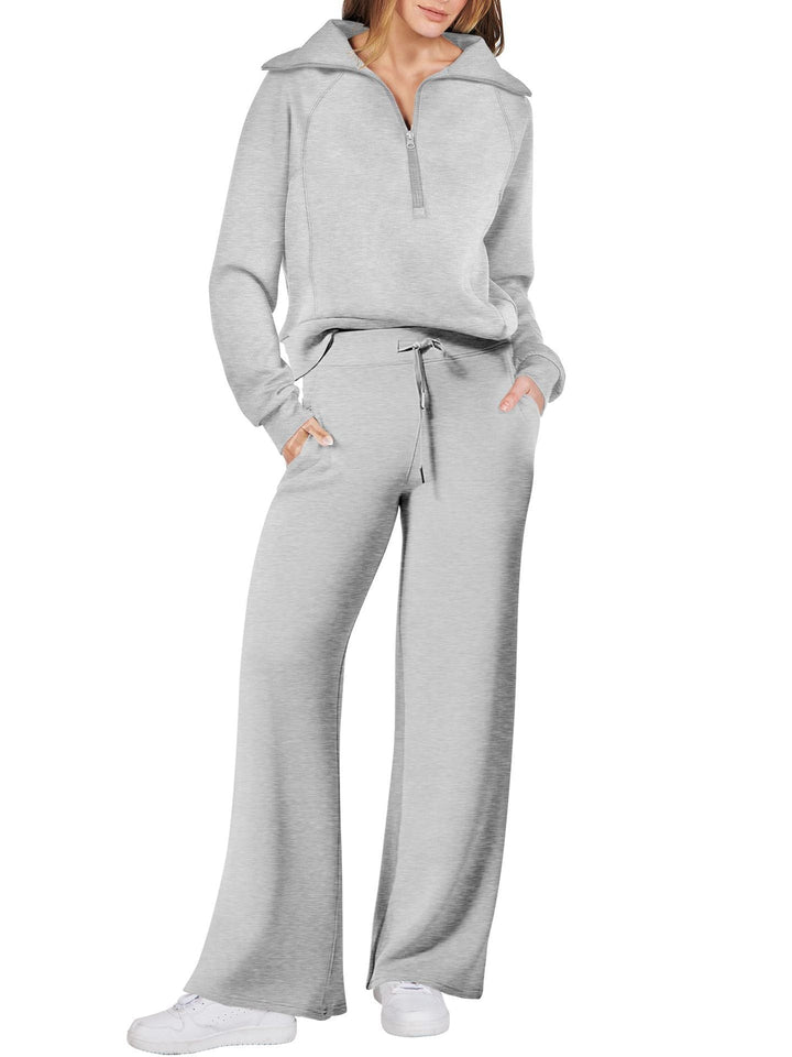 "Comfortabele loungewear set met relaxed fit, rechte pijpen en half zip kraag in zachte materialen voor hem en haar."