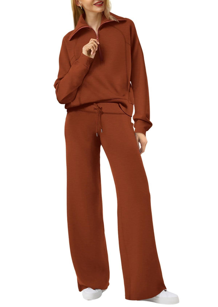 "Comfortabele loungewear set met relaxed fit, rechte pijpen en half zip kraag in zachte materialen voor hem en haar."