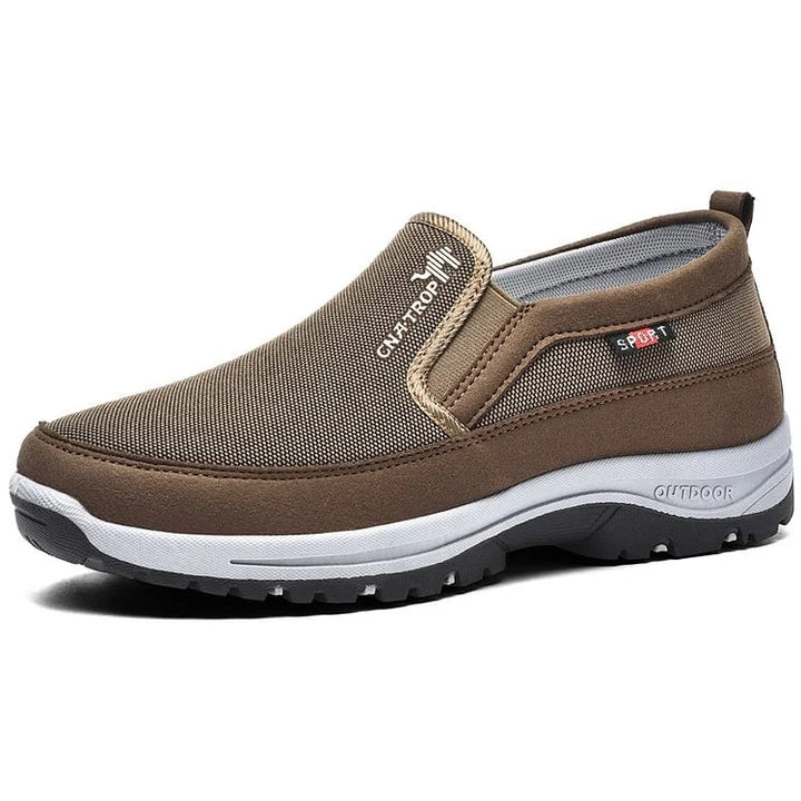 "Comfortabele orthopedische loafers voor mannen, veterloos design, bruine suède afwerking, slip-on gemak en ademend materiaal