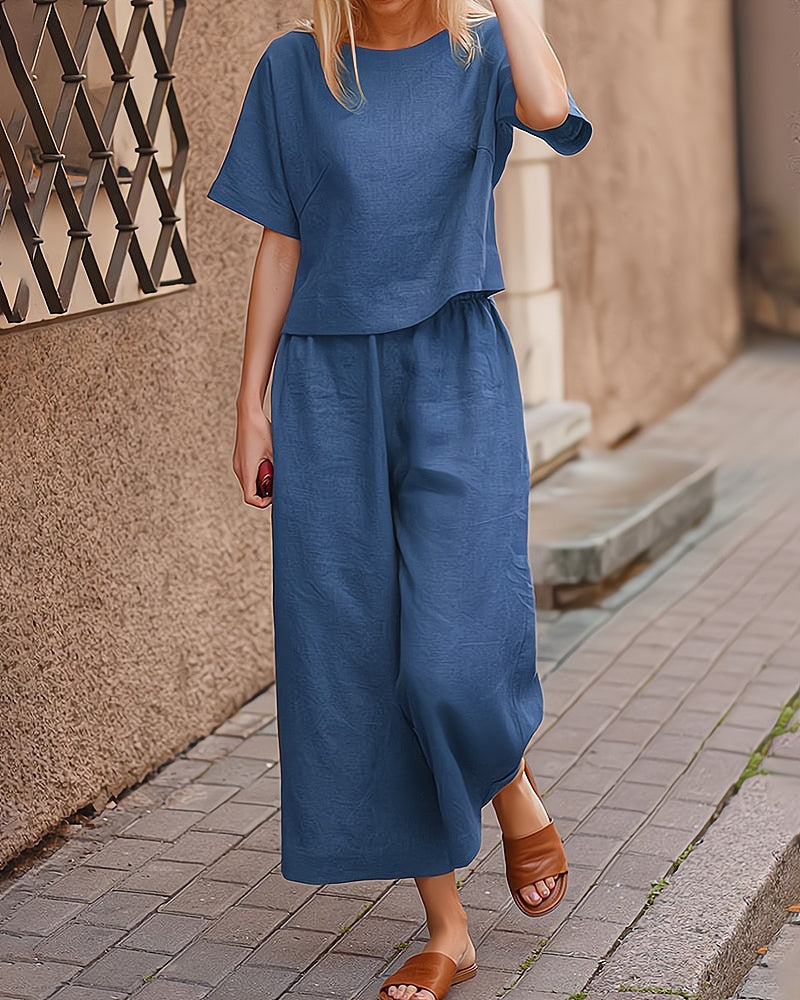 Modieuze dames homewear set met zachte stof, bestaande uit top met korte mouwen en comfortabele lange broek.
