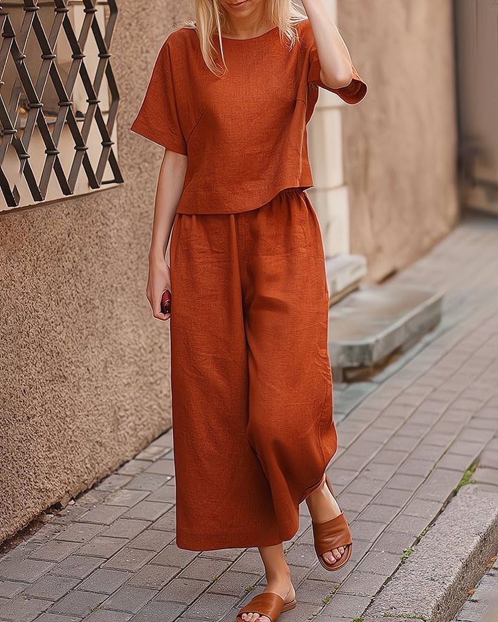 Casual tweedelige dames kleding set: comfortabele top met korte mouwen en bijpassende lange loungebroek.