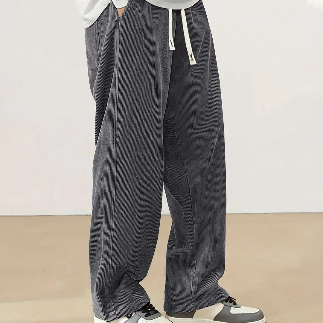 Moderne heren jogger met wijde pijp en geribbelde stof; stijlvol voor een relaxte, comfortabele look.