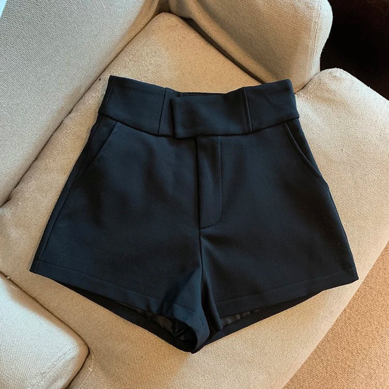 Comfortabele witte dames high waist shorts, modieus voor zomerse casual of chique gelegenheden.