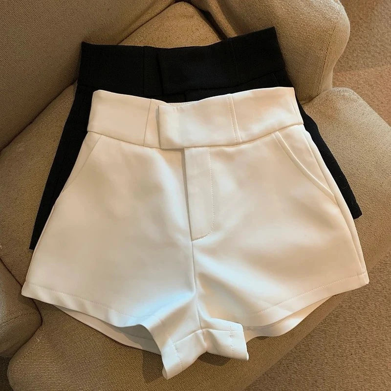 Stijlvolle zwarte dames high waist shorts, veelzijdige korte broek voor zomerse casual outfits.