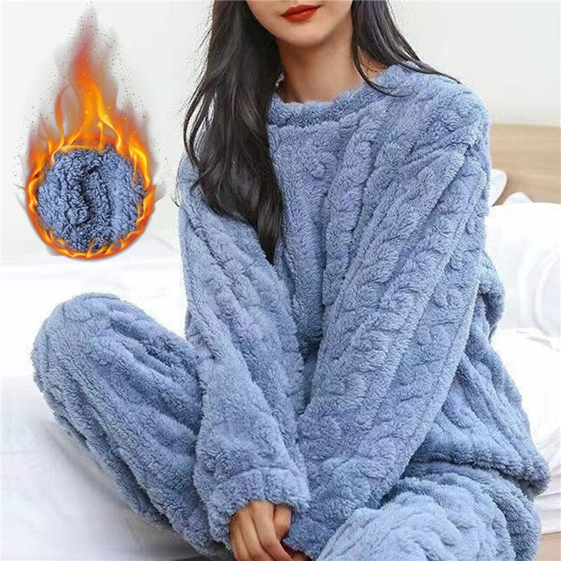 Warme dames pyjamaset van zacht materiaal uit de wintercollectie, perfect als nachtkleding.