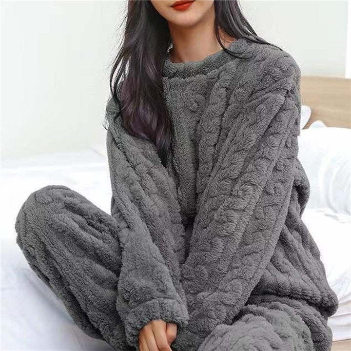 Stijlvol dames huispak, een comfortabele pyjamaset voor ontspannen avonden en nachten.