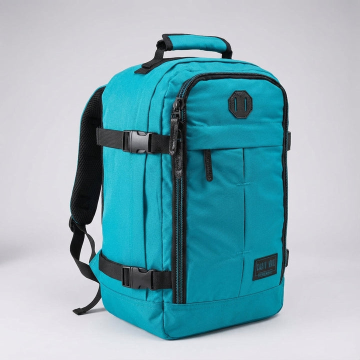 De 30 liter reisrugzak staat bij een gate, klaar voor een vliegreis als handbagage.